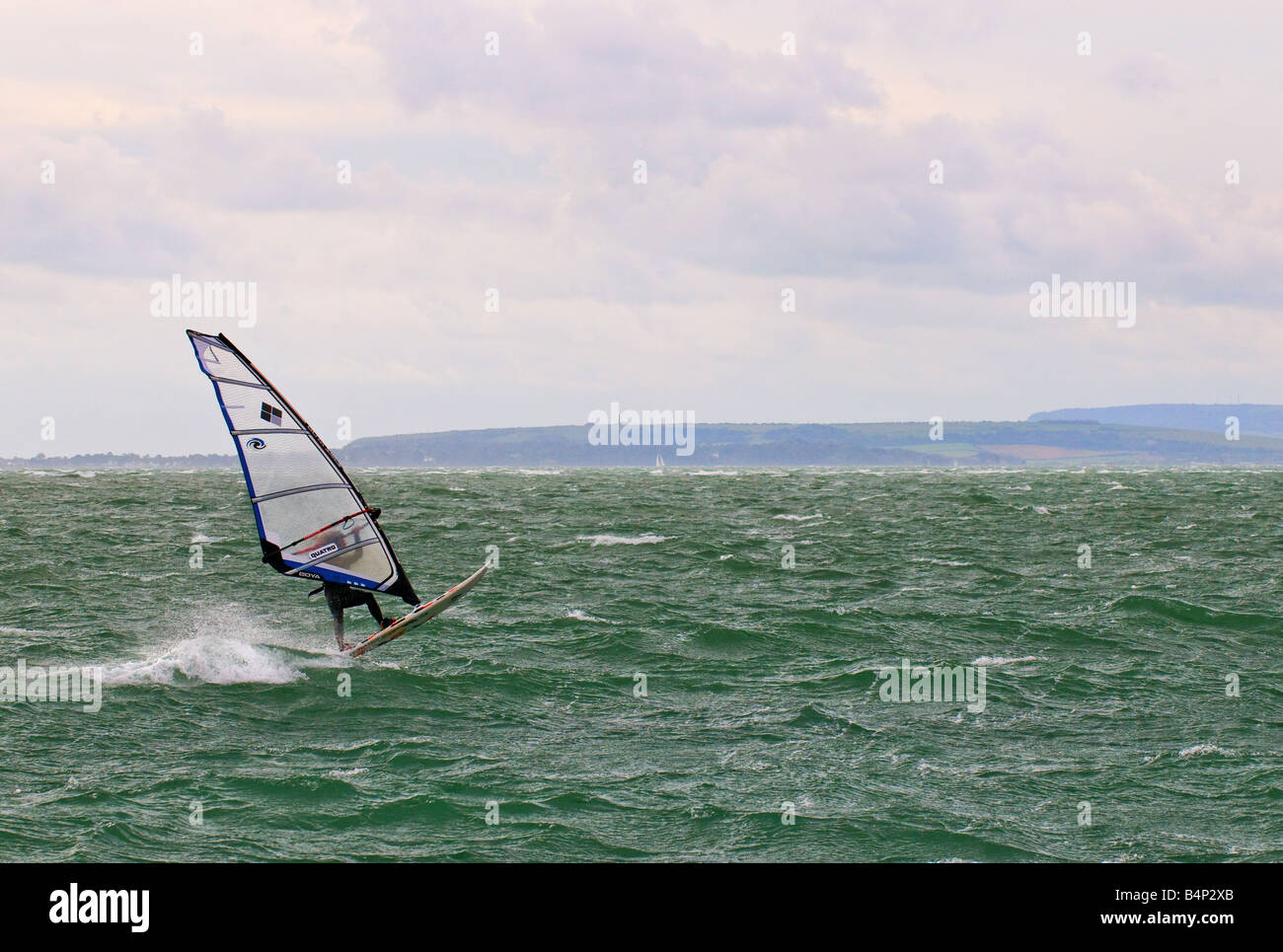 Un windsurf nel Solent. Foto Stock