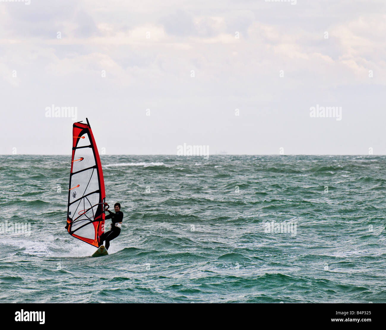 Un windsurf nel Solent. Foto Stock
