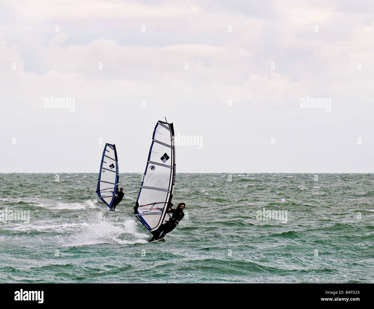 Due windsurf nel Solent. Foto Stock