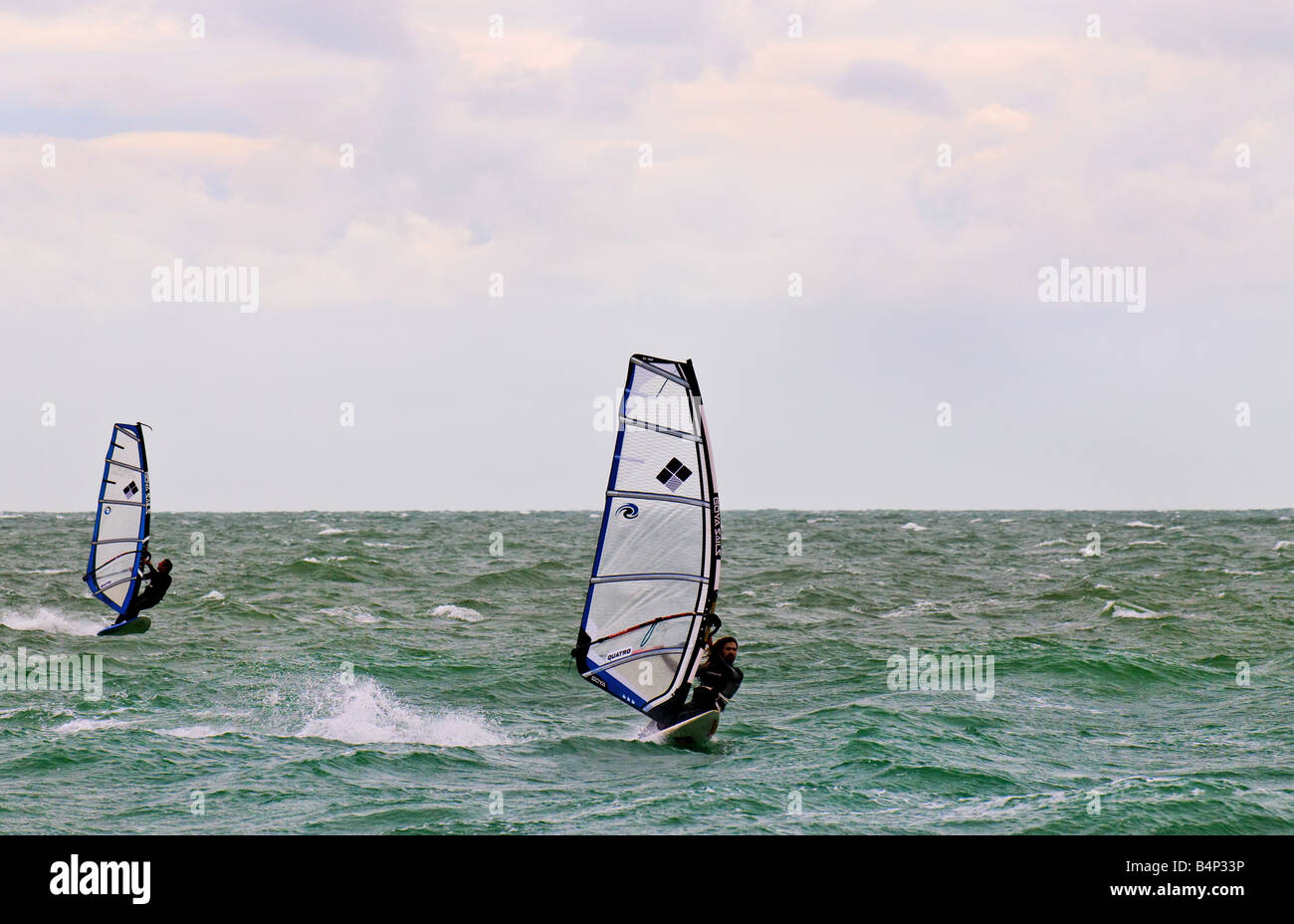 Due windsurf nel Solent. Foto Stock