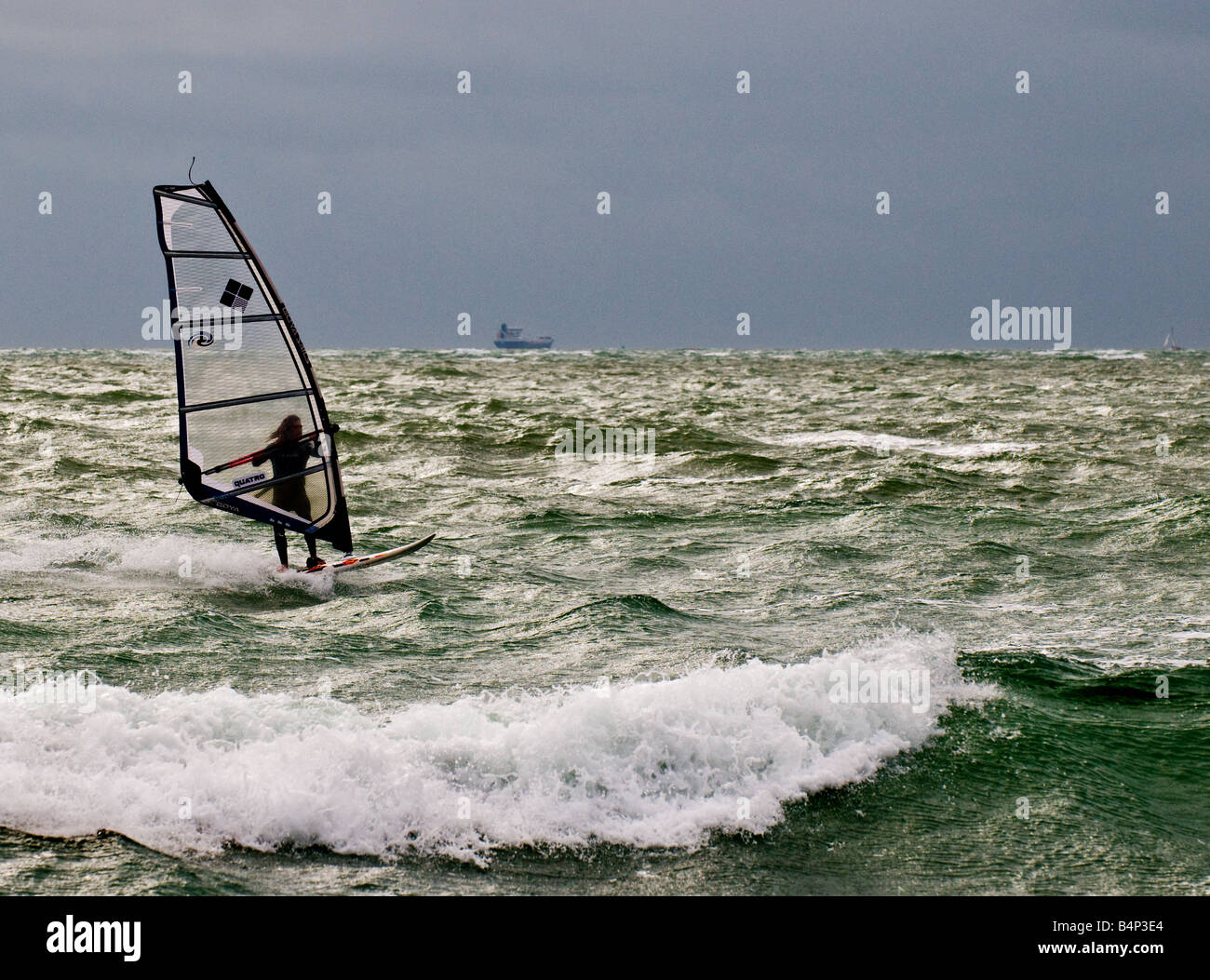 Un windsurf nel Solent Foto Stock
