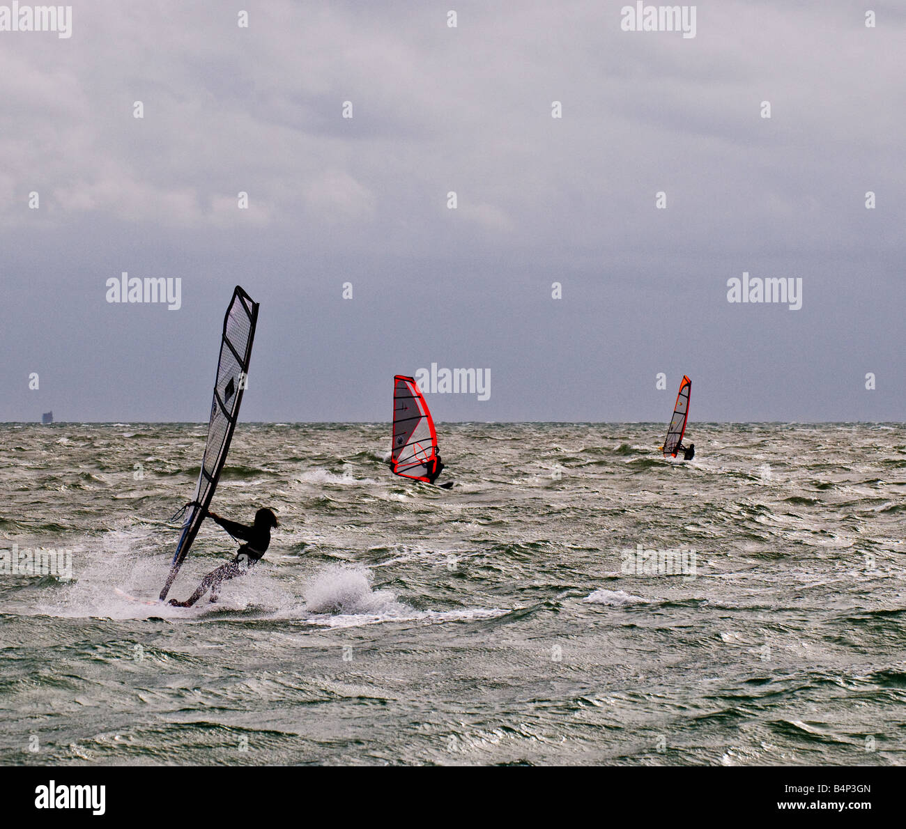 Tre windsurfisti del Solent. Foto Stock