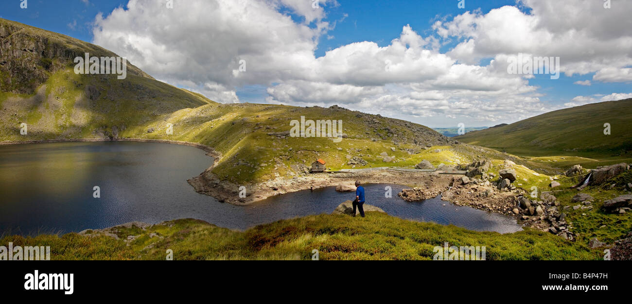 Ingegnere controllo livelli acqua a LLyn Dulyn, Carneddau gamma di montagna di seguito il Vertice di Craig y Dulyn, Snowdonia, il Galles del Nord Foto Stock
