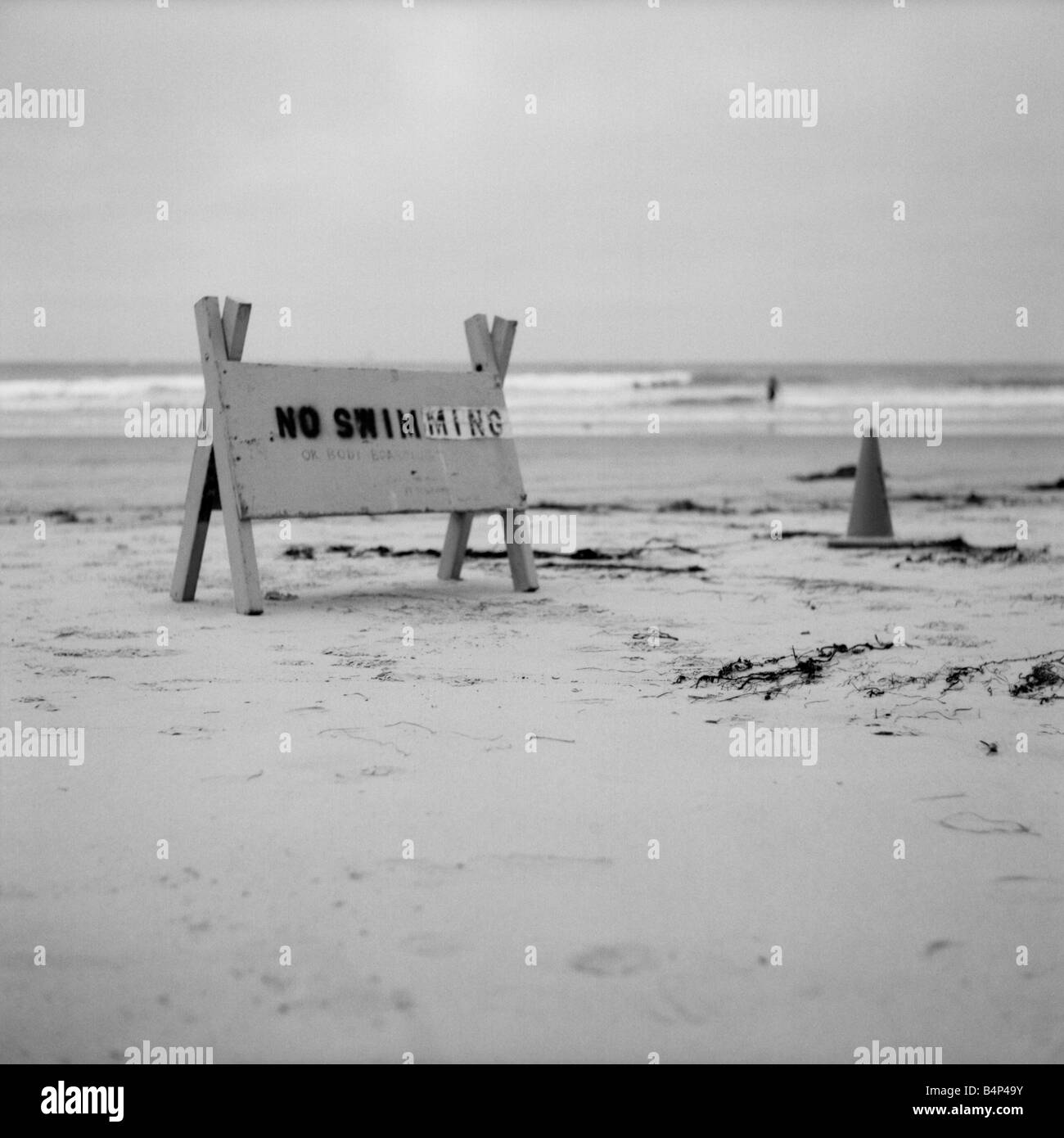 Nessun segno di nuoto pubblicato sulle sabbie di Mission Beach, California. Foto Stock