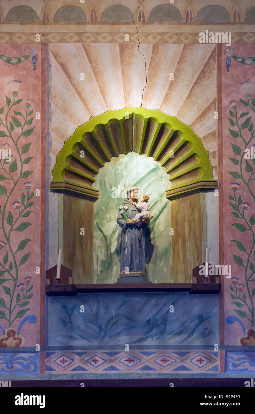 Statua di San Antonio all'altare principale alla chiesa di La Purisima missione stato parco nei pressi di Lompoc California USA Foto Stock
