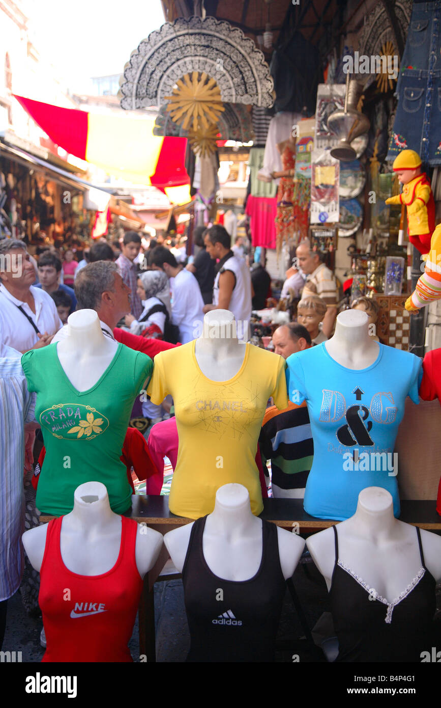 Fake designer abbigliamento vicino al Grand Bazaar, Kapalıçarşı,  Kapalicarsi, Istanbul, Turchia Foto stock - Alamy