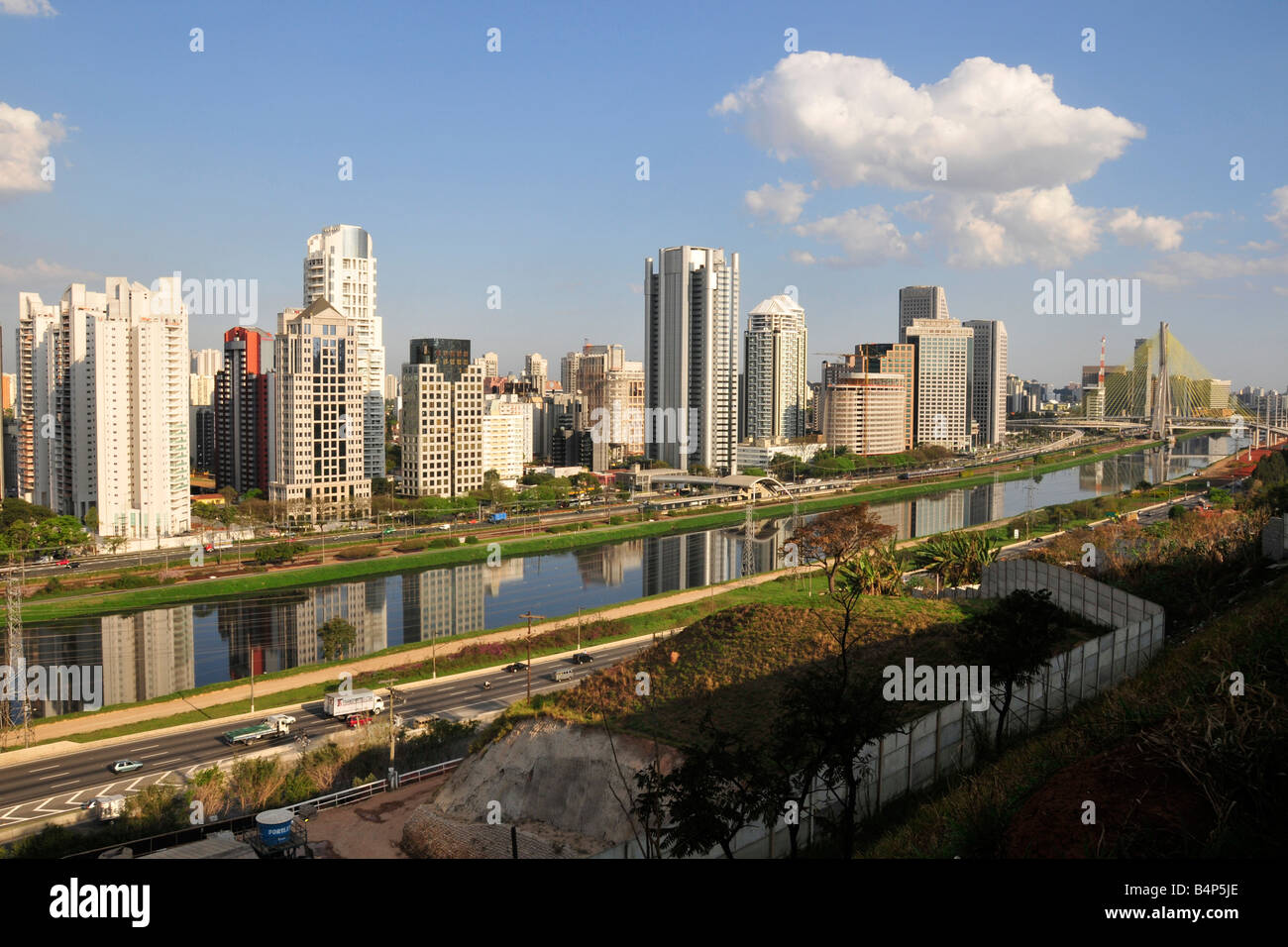 Skyline intorno al fiume Pinheiros e Octavio Frias ponte cavo di Sao Paulo in Brasile Foto Stock