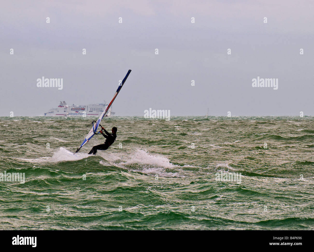 Un windsurf nel Solent Foto Stock