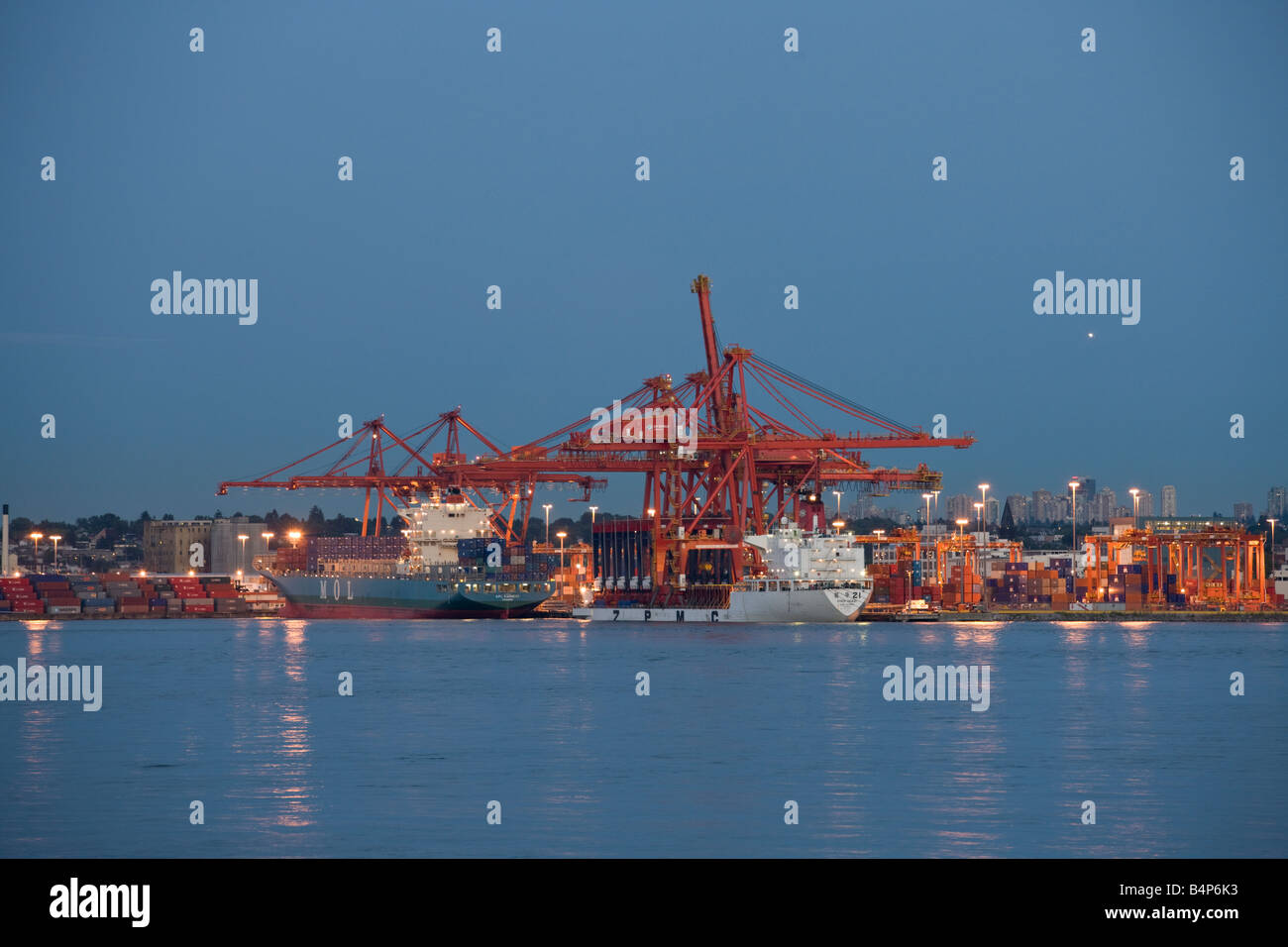 APL serio e Zhen Huazi navi container al dock nel porto di Vancouver, British Columbia, Canada Foto Stock