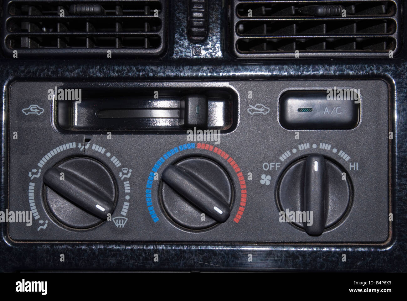 Cruscotto di automobile che mostra i comandi di riscaldamento e aria  condizionata Foto stock - Alamy