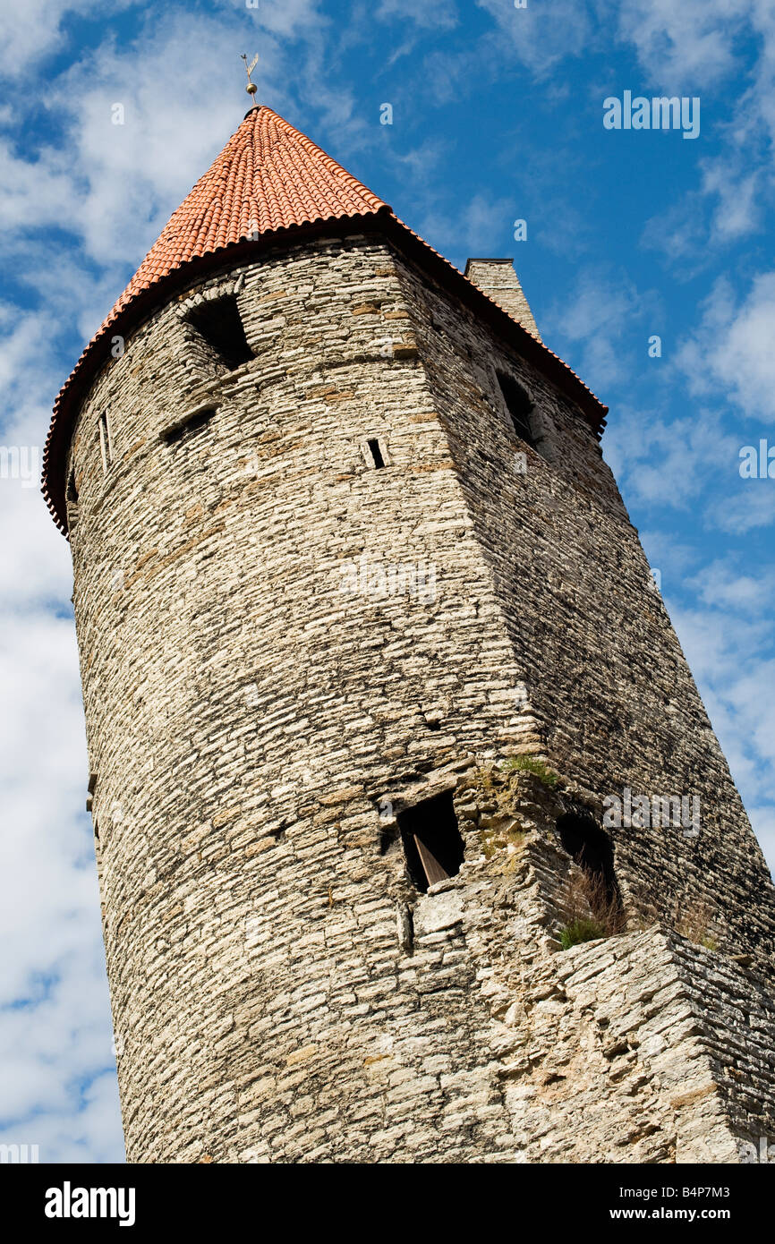 Una torre di castello delle antiche mura della città, Tallinn, Estonia. Foto Stock