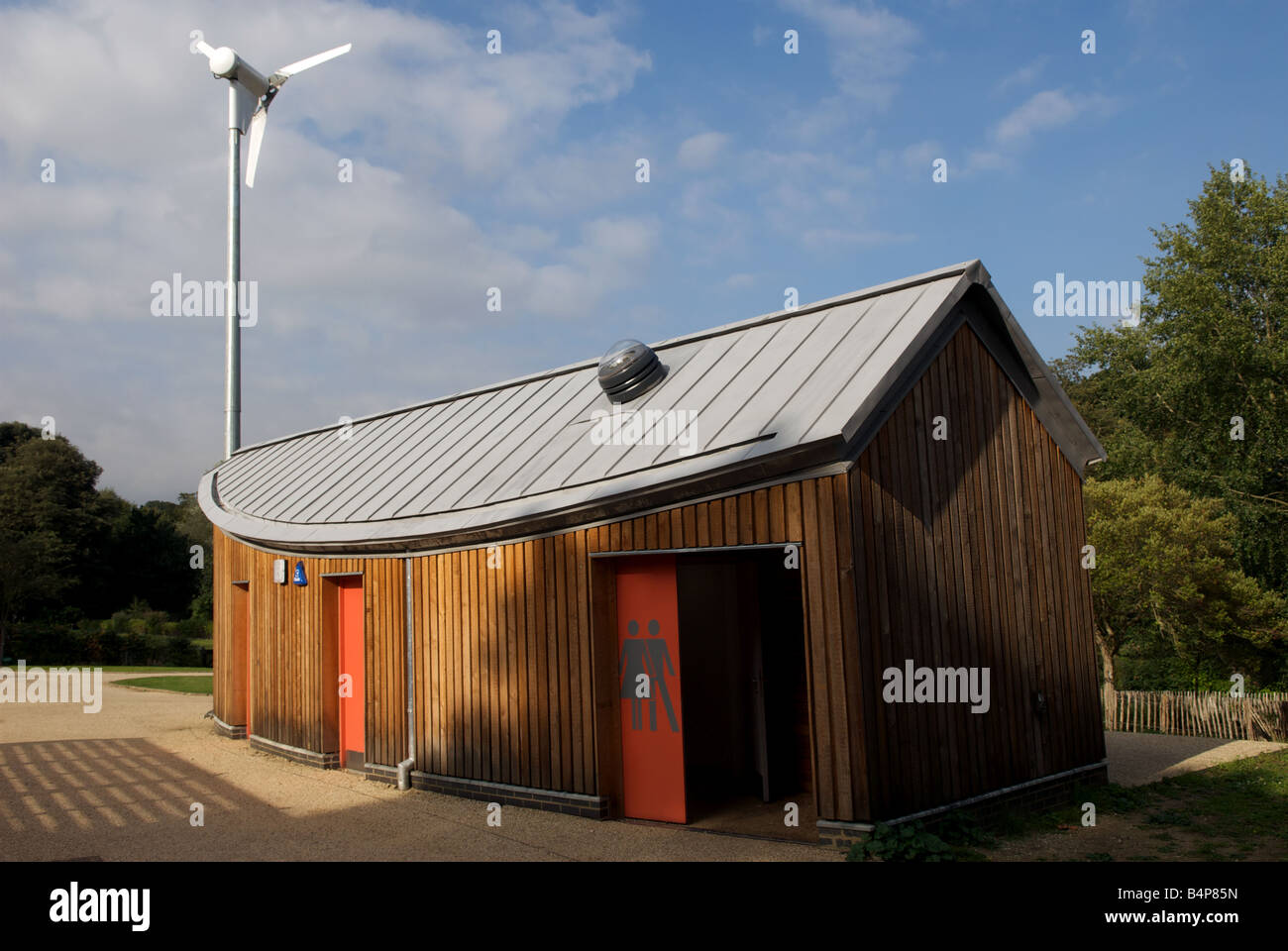 Turbina eolica fornire elettricità a una community Arts Center di Christchurch Park, Ipswich, Suffolk, Regno Unito. Foto Stock