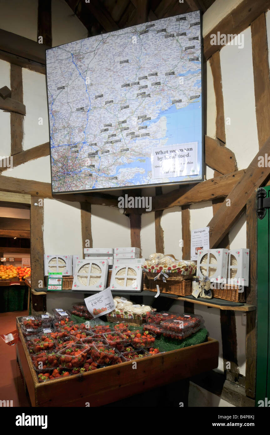 All'interno di Calcott Hall, negozio agricolo, granaio, prodotti edili in mostra una grande mappa mostra alcuni luoghi, fornitori locali, Brentwood Essex Inghilterra, Regno Unito Foto Stock