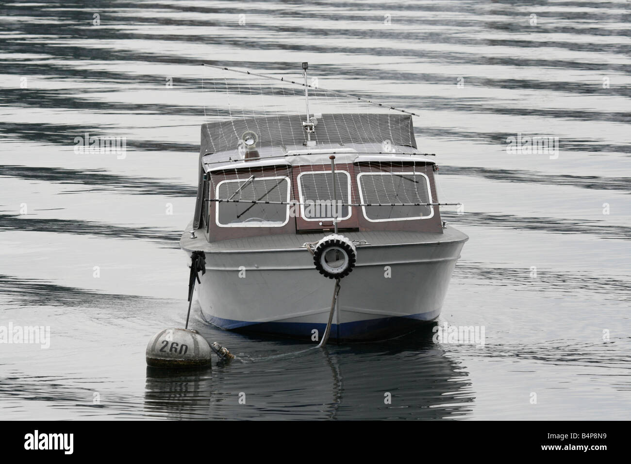 Barca oscillare delicatamente in acqua al Lago Maggiore, Italia Foto Stock