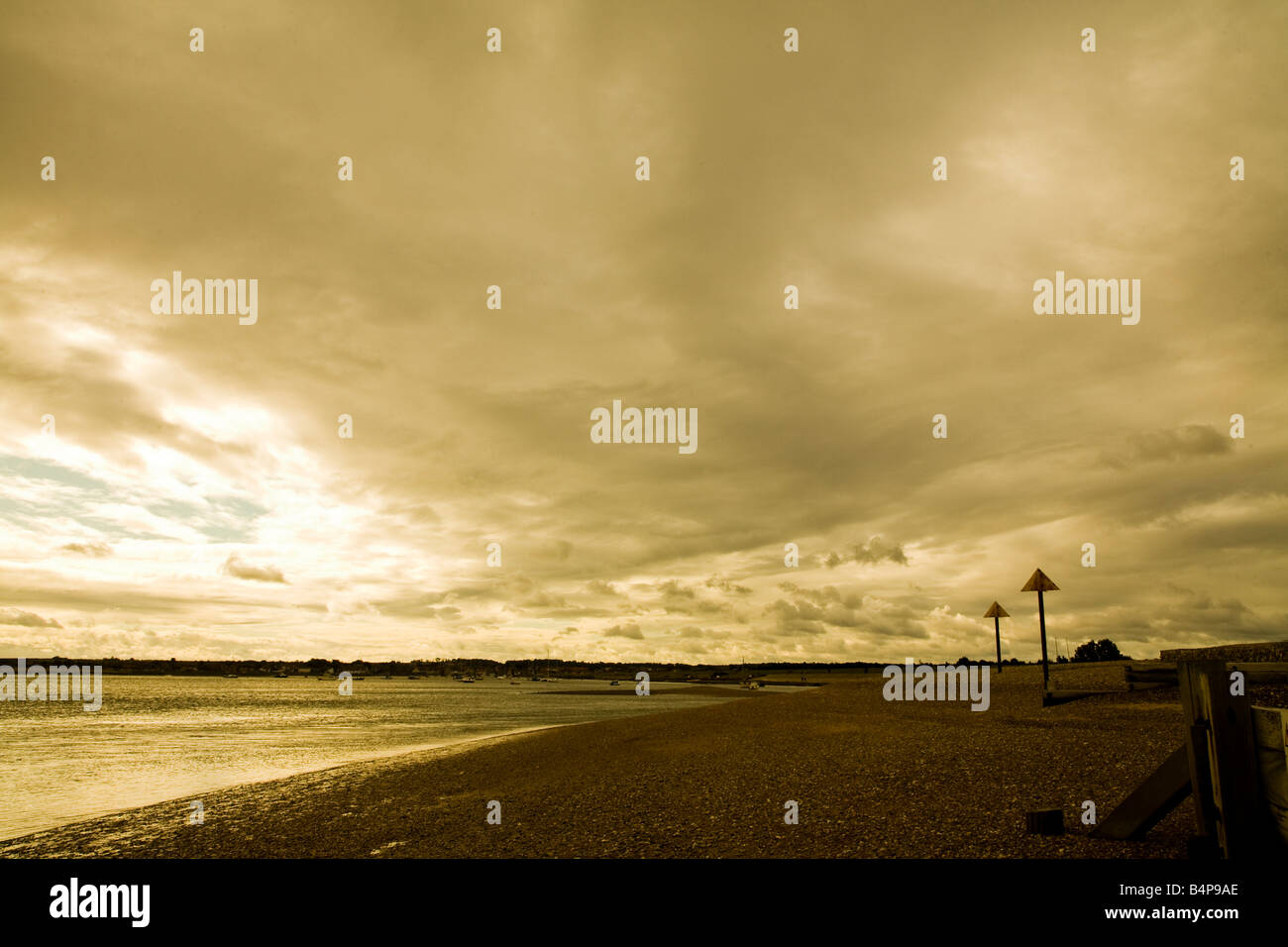 Drammatica nuvola sulla spiaggia e mare Foto Stock