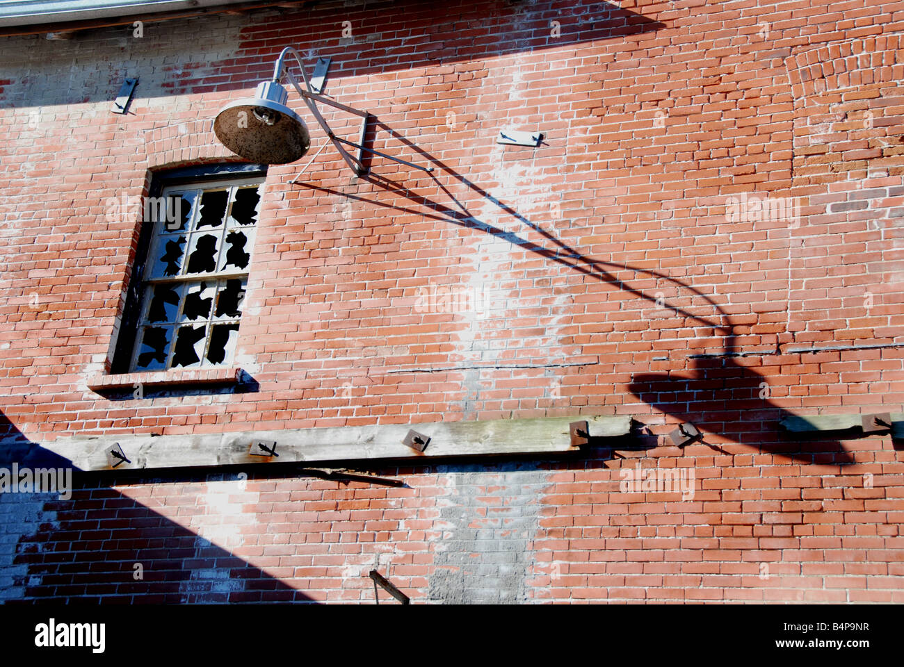 Fracassato windows e una lampada nello storico quartiere di laterizi di Toronto Foto Stock