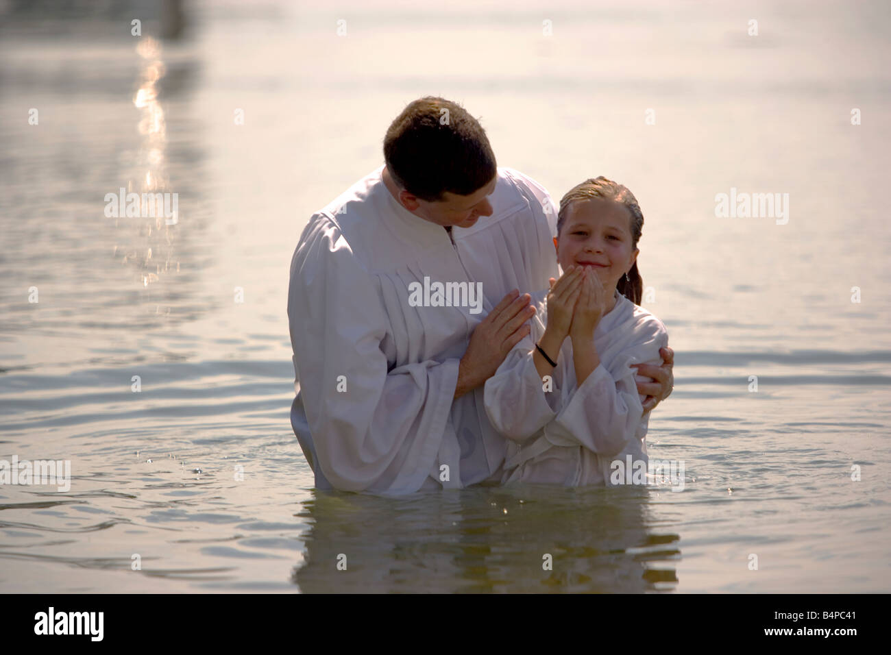 Pastore Eric Spivey L della chiesa battista di Beaufort esegue una full immersion fiume il battesimo nel fiume Beaufort Beaufort SC Foto Stock