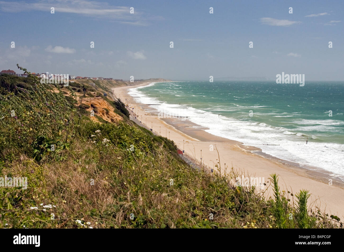 Vista da Boscombe cliff top guardando in giù verso la spiaggia di Enfield e testa Hengistbury Foto Stock