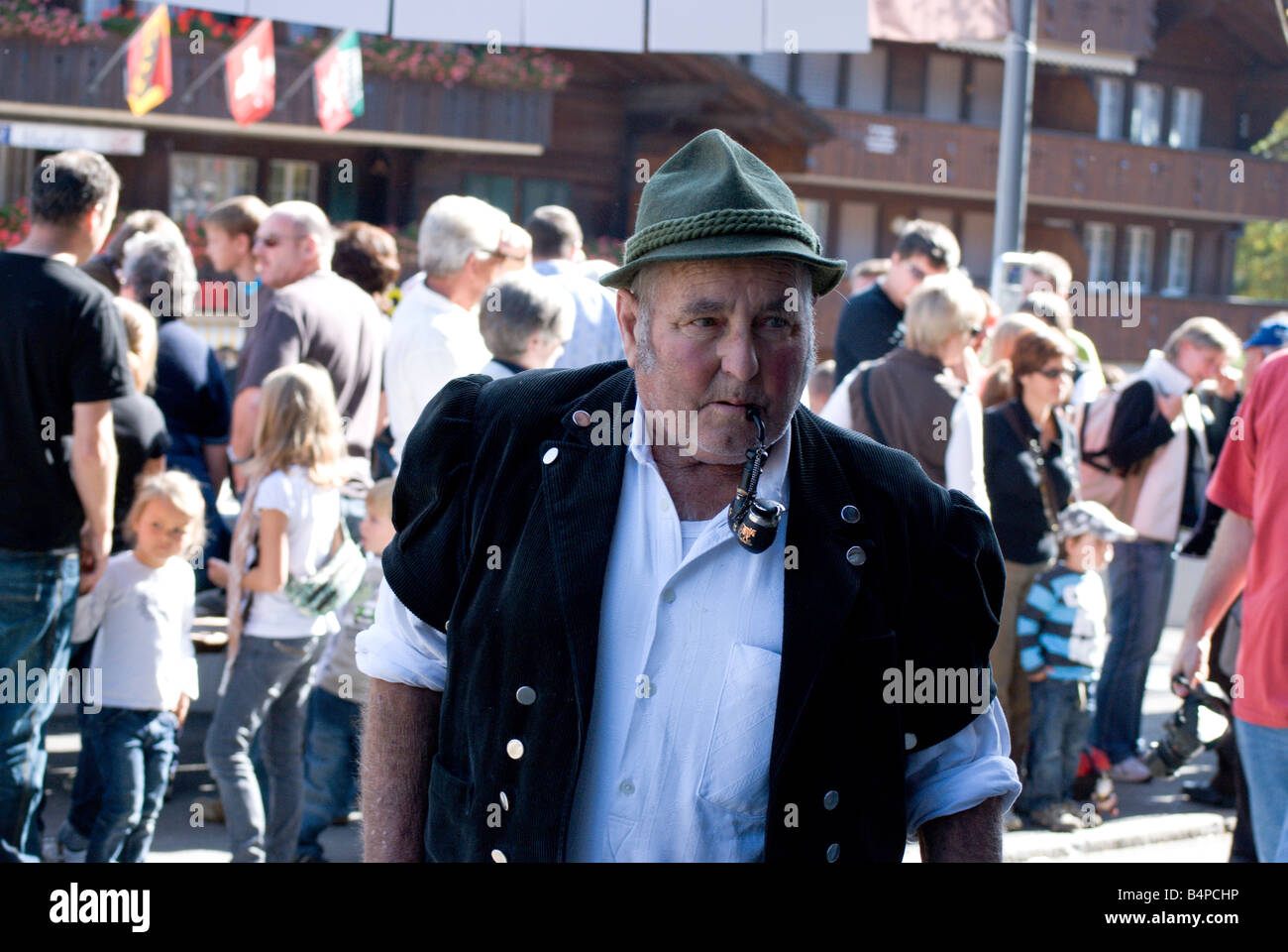 Un vecchio Swiss gentelman fumare la pipa. Foto Stock