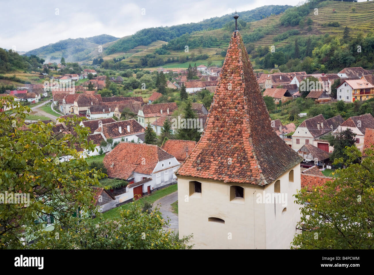 Biertan Transilvania Romania Europa Tower e il villaggio di rosso sui tetti della città dalla Sassonia fortificato complesso di chiesa Foto Stock