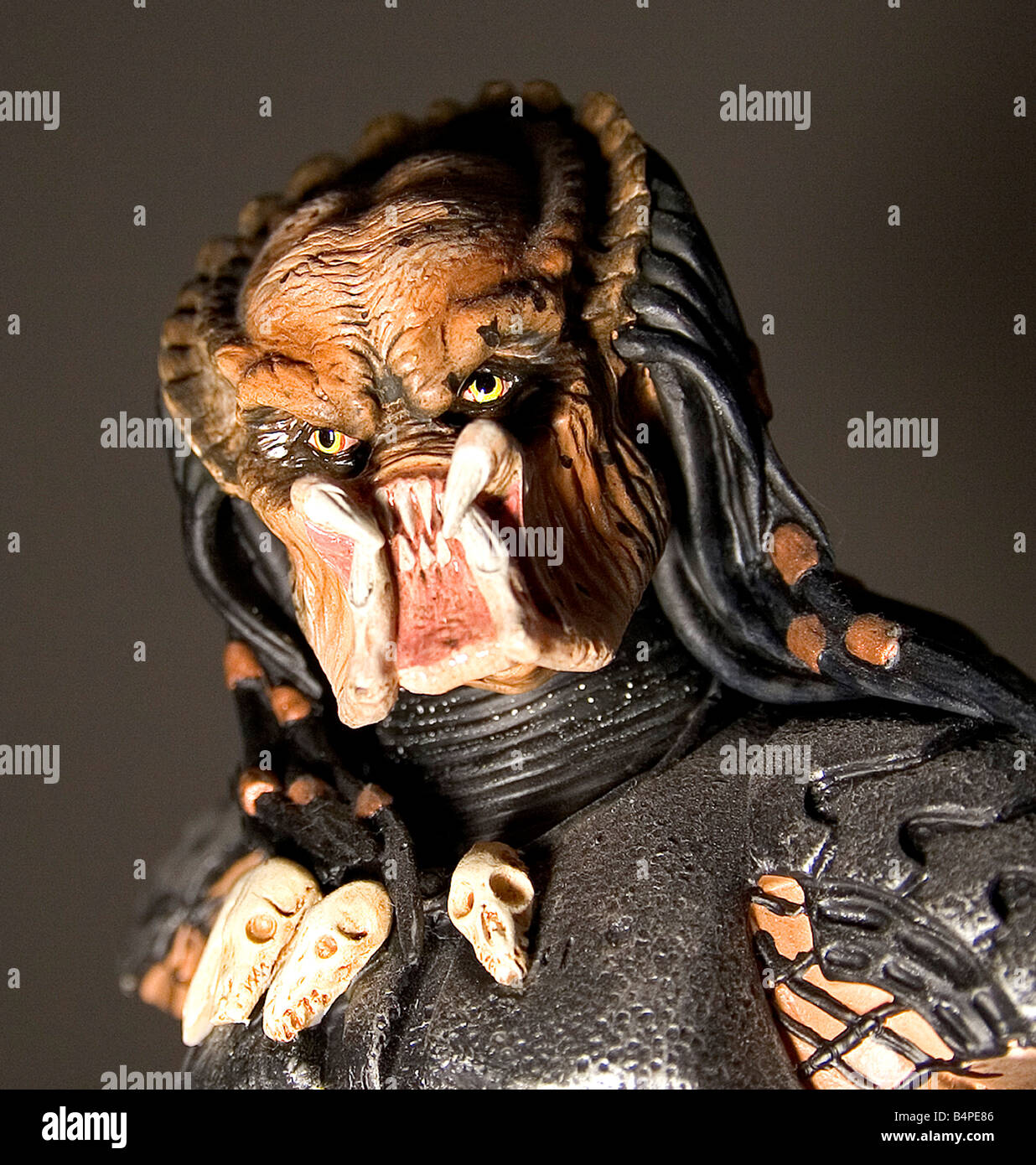 Alien minacciosa figura formano il film Predator Foto Stock
