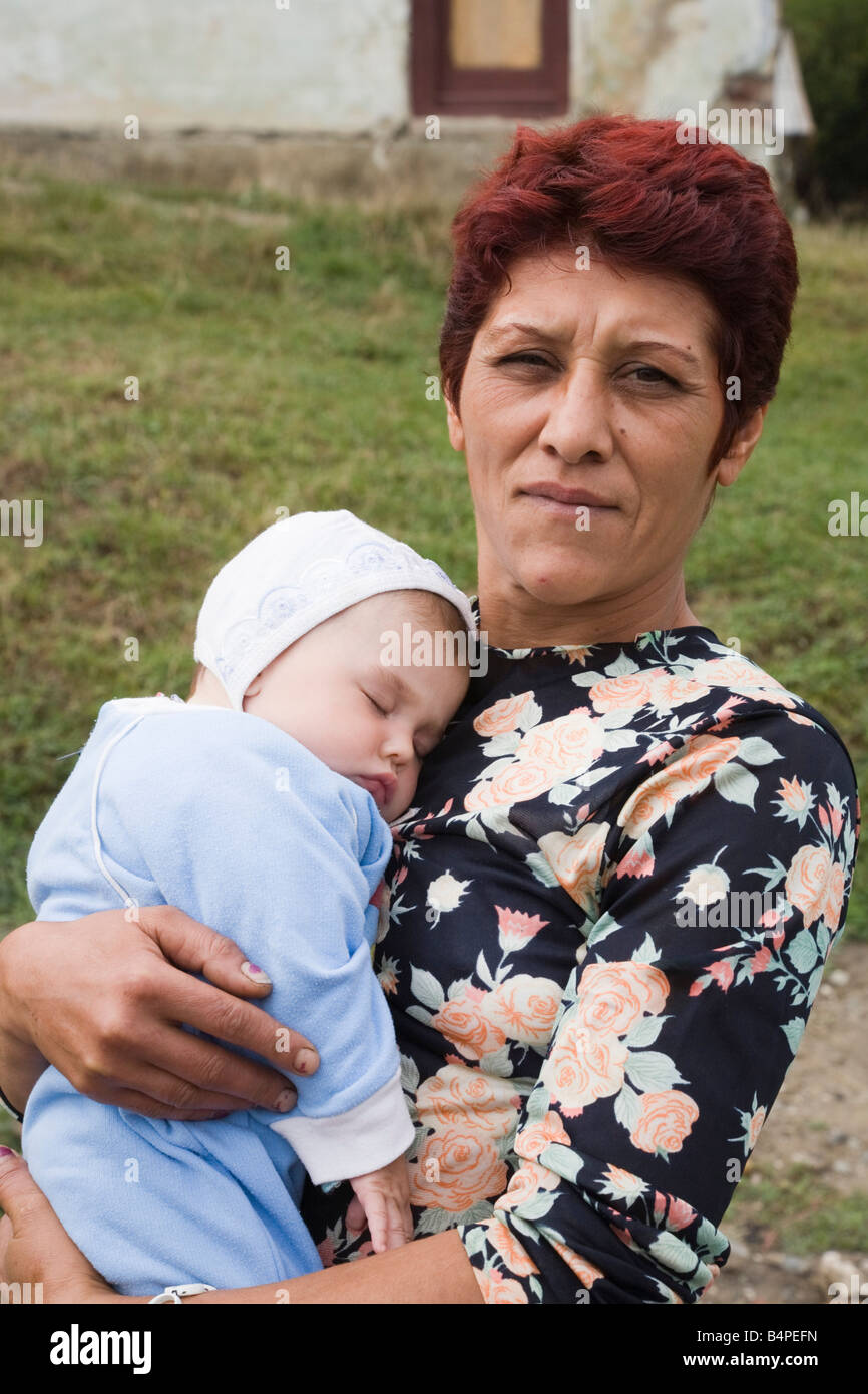 La Romania orgogliosa nonna holding sleeping baby boy Foto Stock