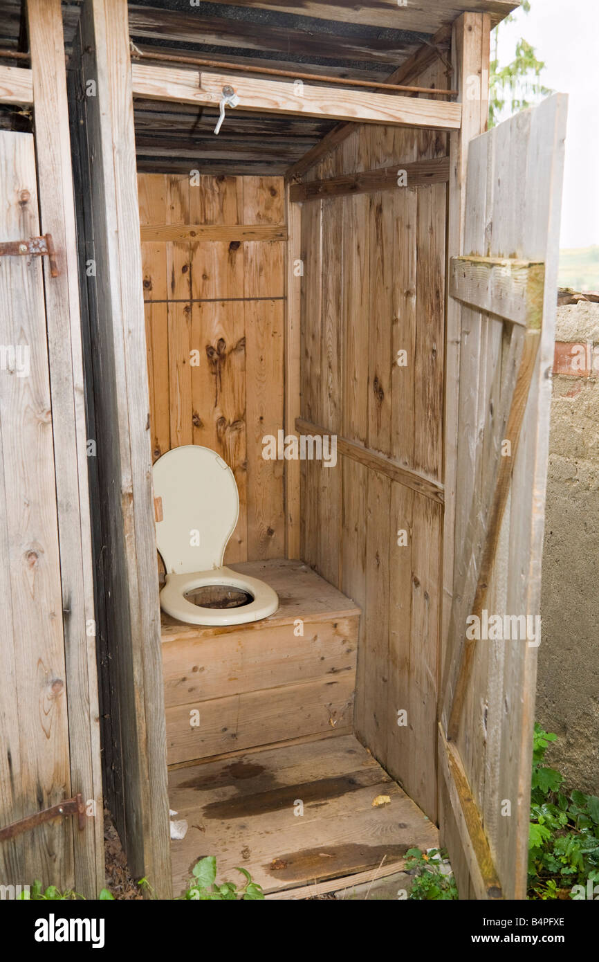 Non-lavaggio wc esterno in baita in legno Foto Stock