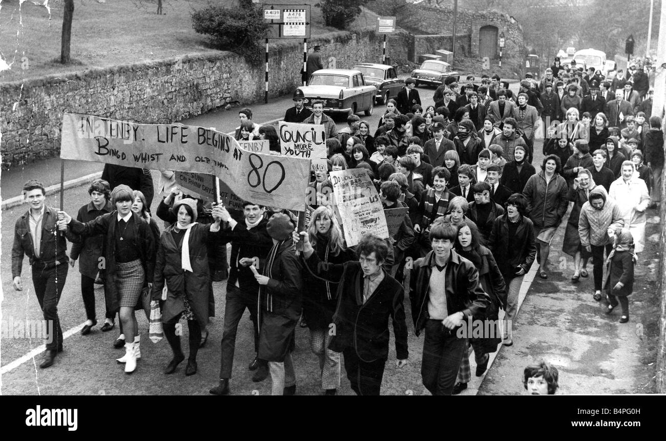 Tenby vecchio Tenby adolescenti marzo con cartelli attraverso la città in segno di protesta per la mancanza di strutture di intrattenimento in città il 13 aprile 1966 Foto Stock