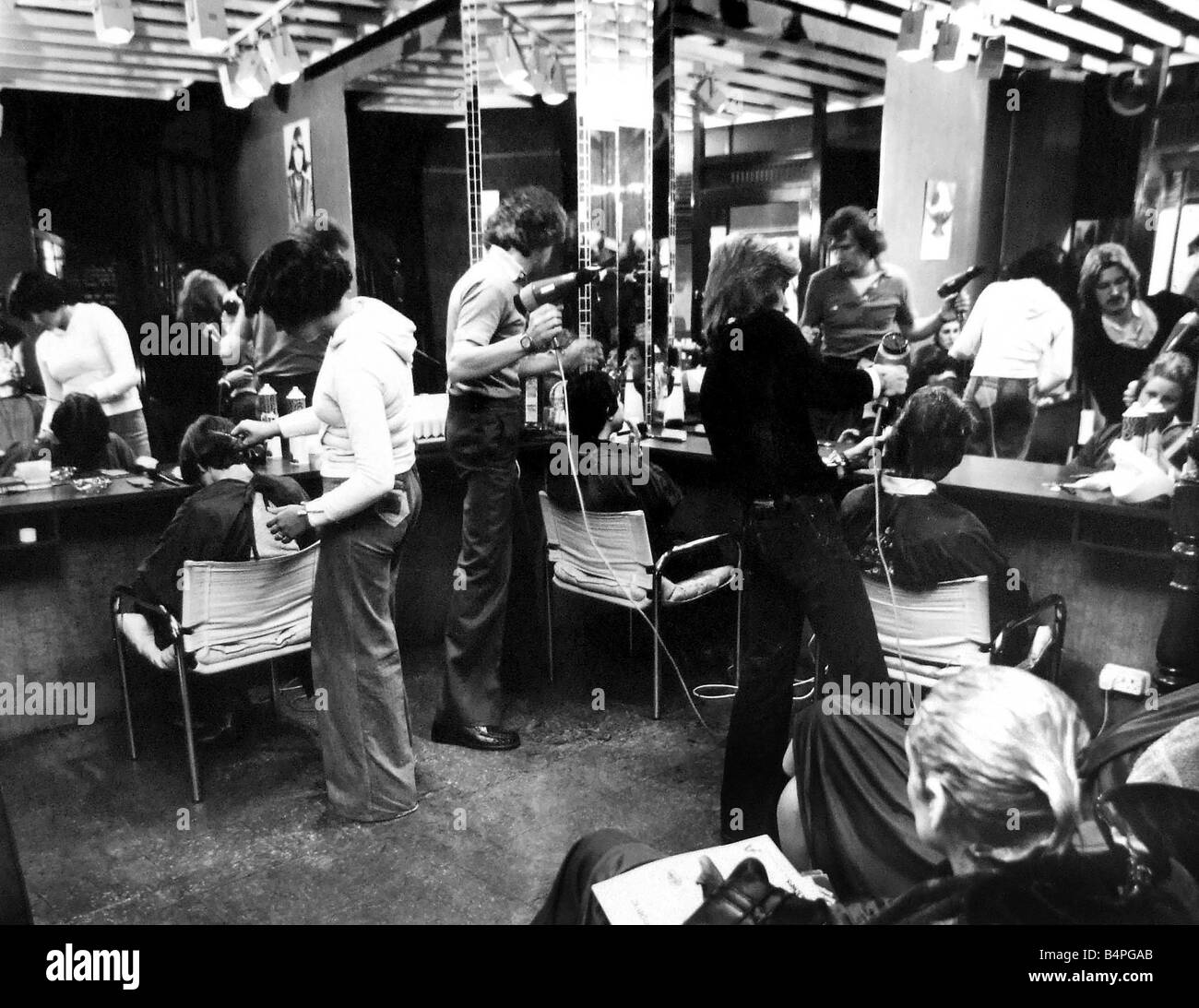 Una tipica giornata di lavoro nei Nuthouse parrucchiere nel Royal Arcade Cardiff 22 Settembre 1976 Foto Stock