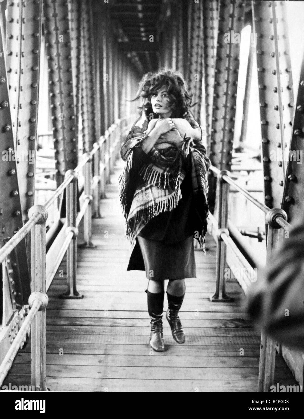 Italian film star Sophia Loren passeggiate lungo la passerella sul viadotto Crumlin dove ella è catturare le scene dei film Arabesque Foto Stock
