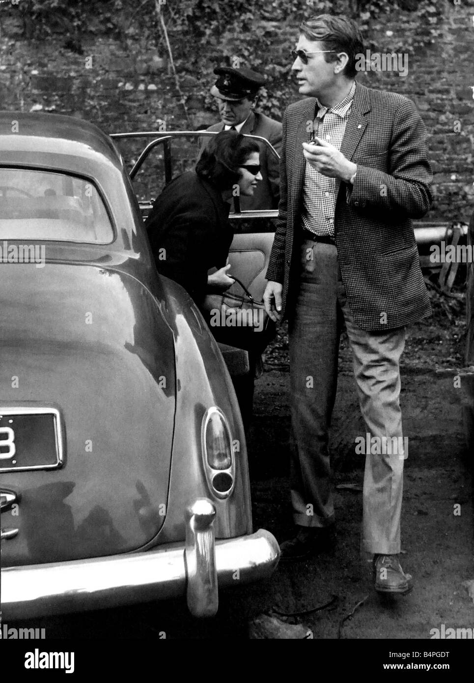 Film di star Gregory Peck è raffigurato arrivando a Crumlin ieri dove egli è catturare le scene dei film Arabesque 22 Ago 1965 Foto Stock