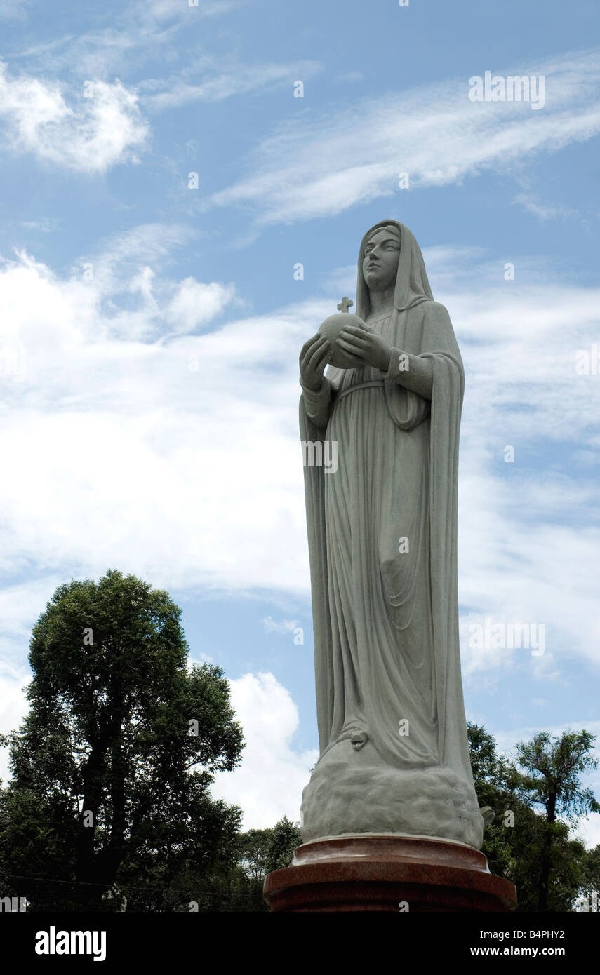 Statua di Maria Madre di Gesù la cattedrale di Notre Dame a Saigon Vietnam Foto Stock