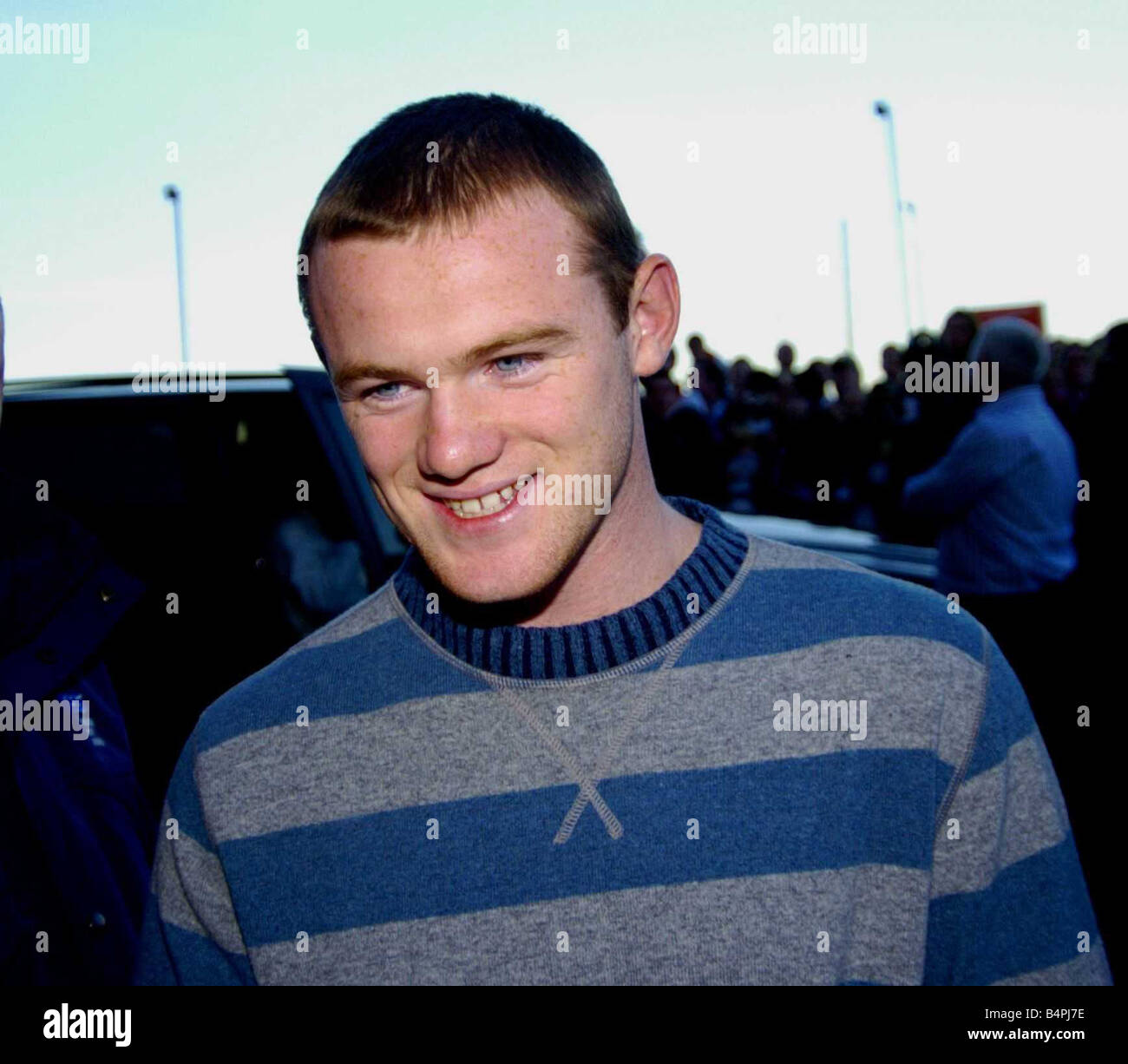 Wayne Rooney indicazioni per ventole a Old Trafford la firma per il Man United Foto Stock