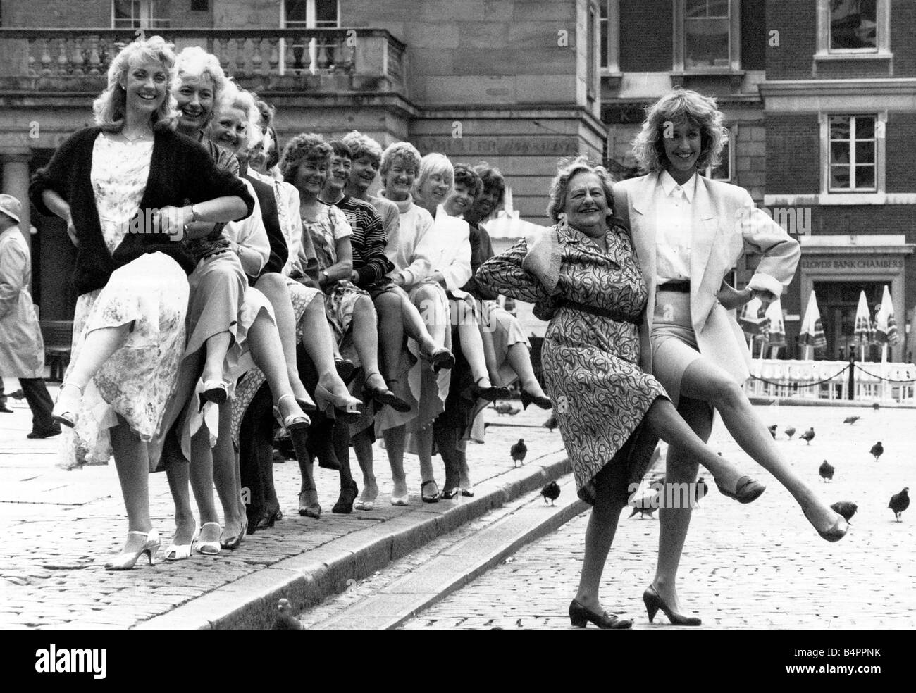 Il Timone ragazze Maisie Jane e portare il veterano della troupe un punteggio del signore che è andato in scena con la danza troup linea fino a Covent Garden per il lancio di un nuovo libro sulla famosa hoofers Settembre 1988 Foto Stock