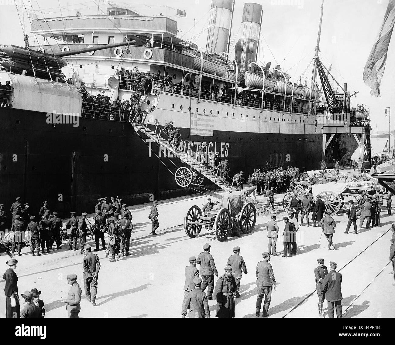 Truppe greche che arrivano a Salonicco Ora Salonicco 1915 in Grecia a bordo di una nave Themistocles durante la Prima Guerra Mondiale Novembre 1915 Foto Stock