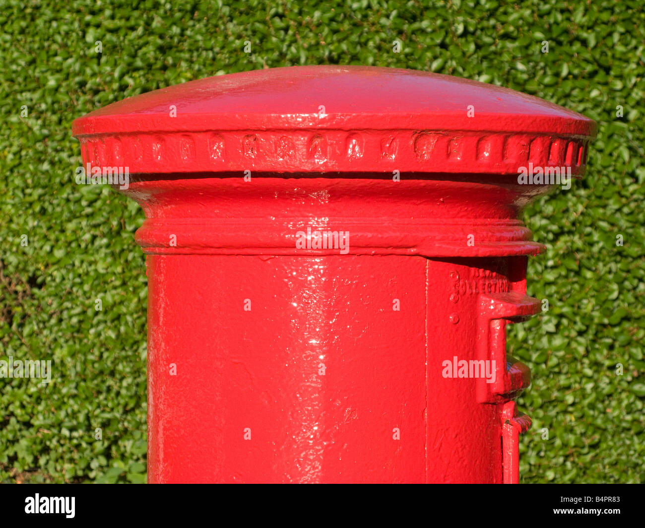 Un tradizionale rosso Royal Mail box del montante. Foto Stock