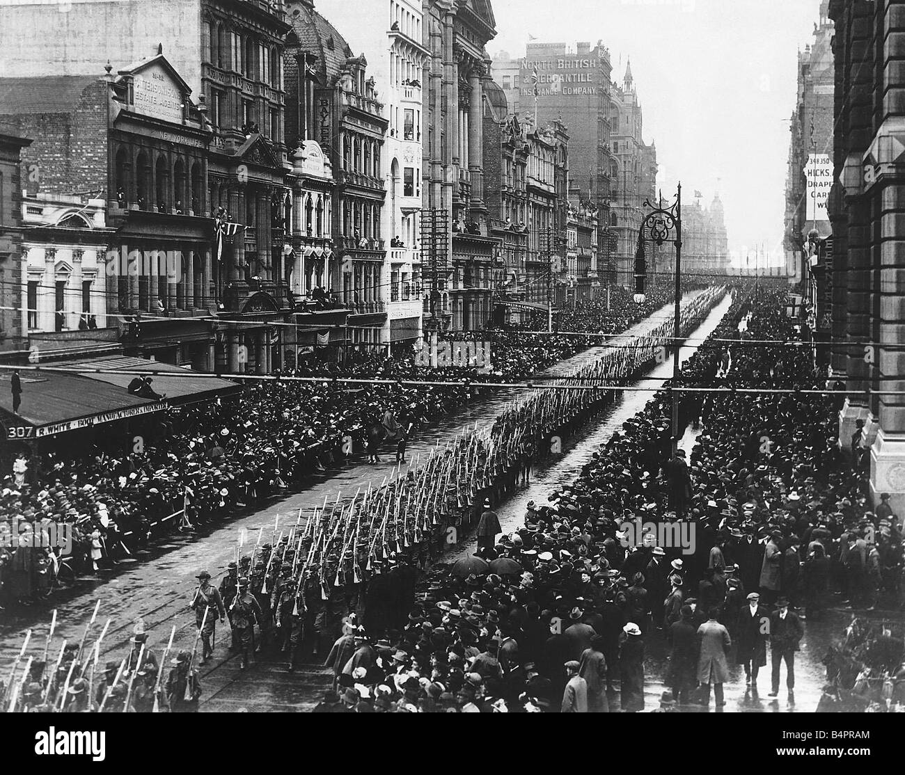 Le truppe australiane hanno marciato attraverso Melbourne prima di imbarcarsi per la Francia e la Prima Guerra Mondiale 1916 Foto Stock