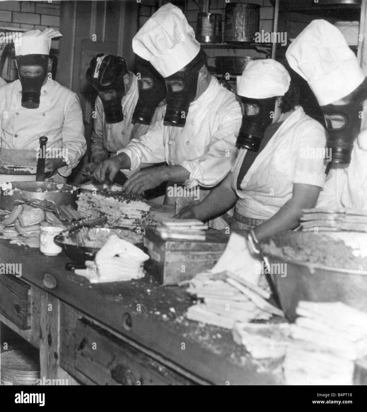 I membri del personale addetto alla cucina presso il Royal Station Hotel preparare pasti indossando maschere durante una maschera a gas esercizio nel mese di aprile Foto Stock