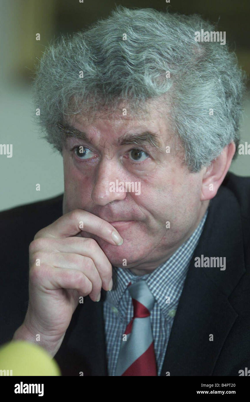 Primo Ministro Rhodri Morgan alla conferenza stampa Aprile 2002 questa mattina chiamando per rottami la WRU Foto Stock