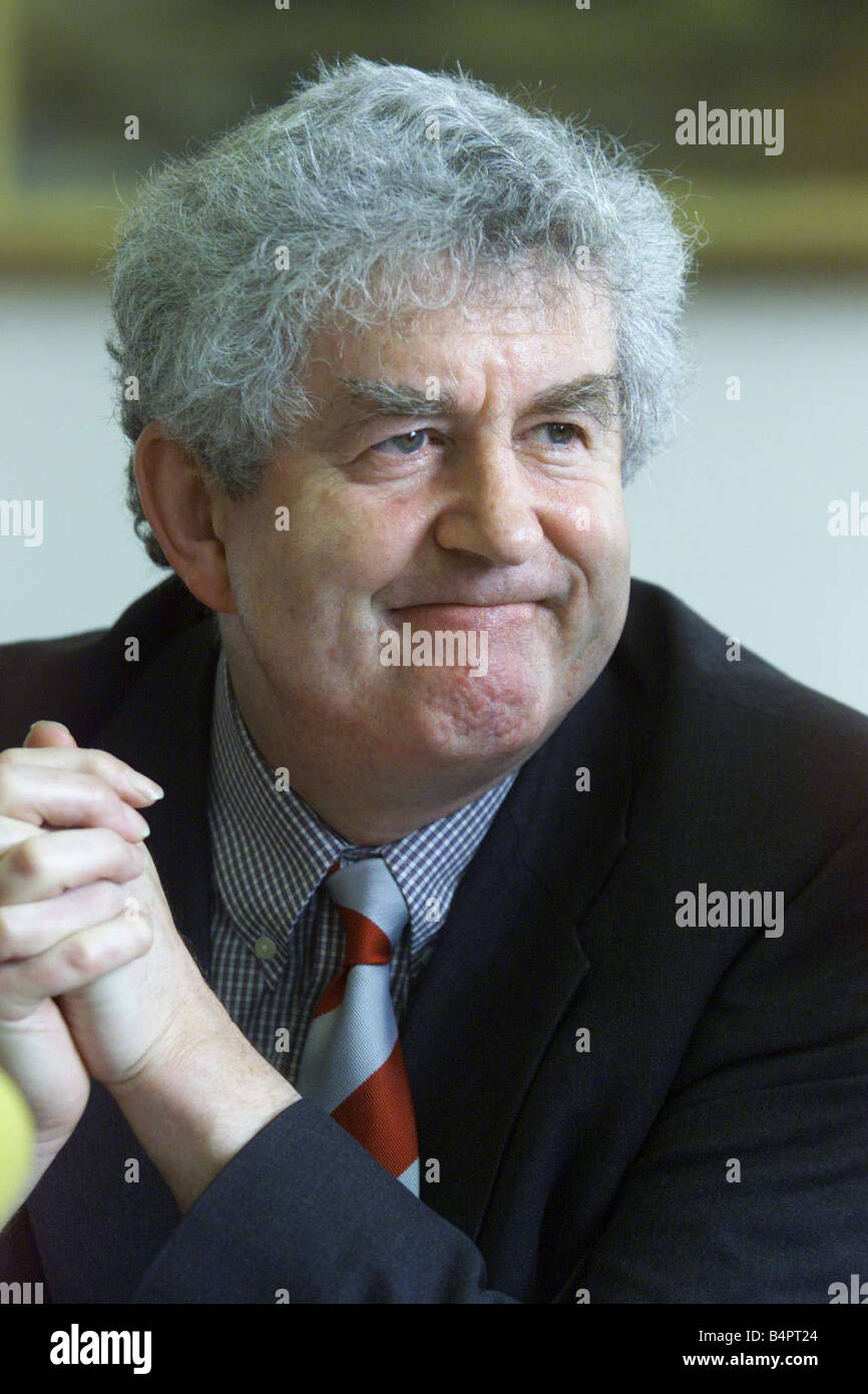 Primo Ministro Rhodri Morgan alla conferenza stampa Aprile 2002 questa mattina chiamando per rottami la WRU Foto Stock