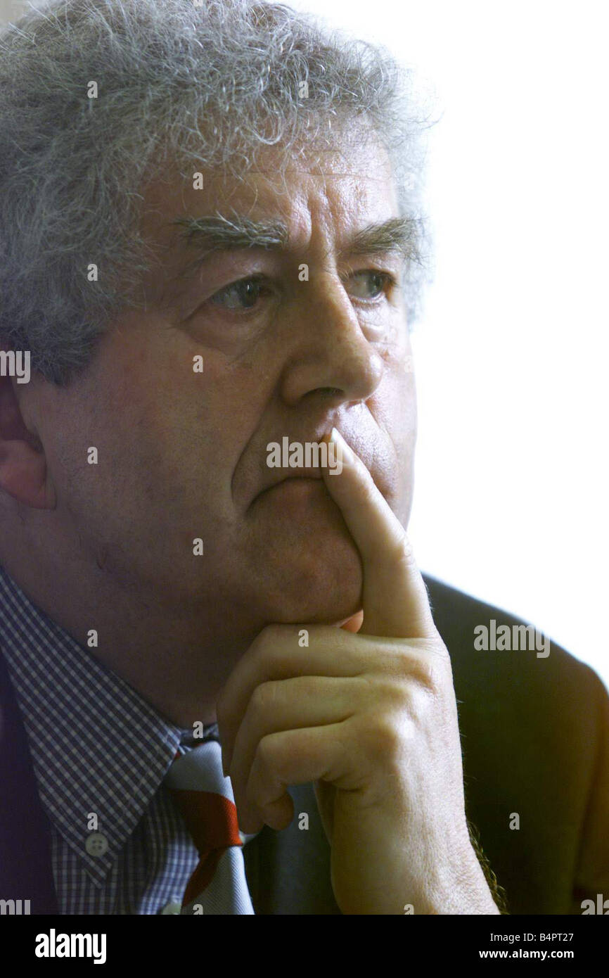 Primo Ministro Rhodri Morgan alla conferenza stampa Aprile 2002 questa mattina chiamando per rottami la WRU Foto Stock