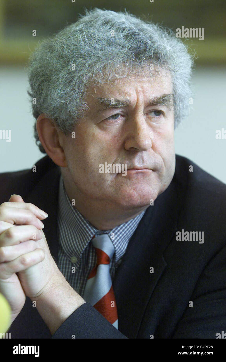 Primo Ministro Rhodri Morgan alla conferenza stampa Aprile 2002 questa mattina chiamando per rottami la WRU Foto Stock