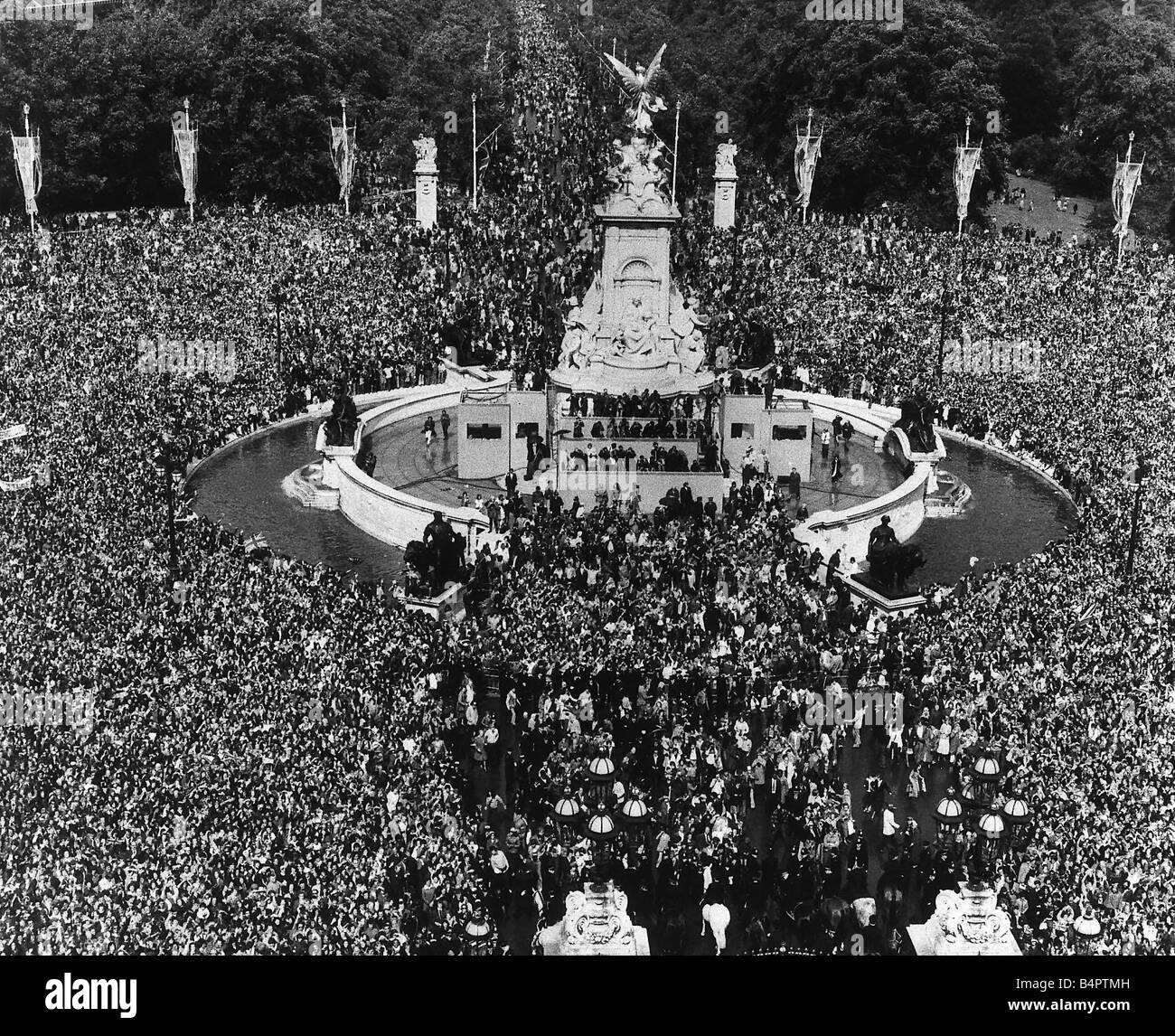 La folla fuori Buckingham Palace Giugno 1977 per la Queen Elizabeth II Silver Jubilee 1977 celebrazioni Foto Stock