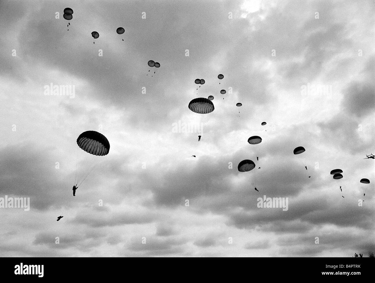 La regina dei paracadutisti visite Aprile 1967 la regina Elisabetta II e il Duca di Edimburgo visitare Aldershot caserma xvi Para brigata sono trattate per una dimostrazione airbourne visualizzare le truppe britanniche esercito i capoversi i diavoli rossi Foto Stock