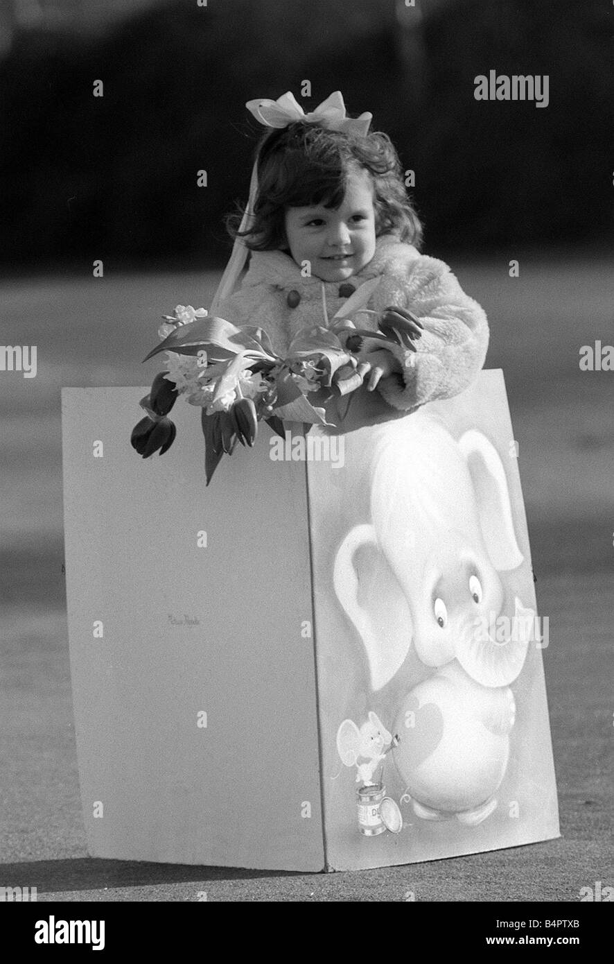 Valentines Day Card Bambini Feb 1975 Joanne Valentine 3 azienda fiori guardando sopra la parte superiore di una grande carta cartolina04 Foto Stock