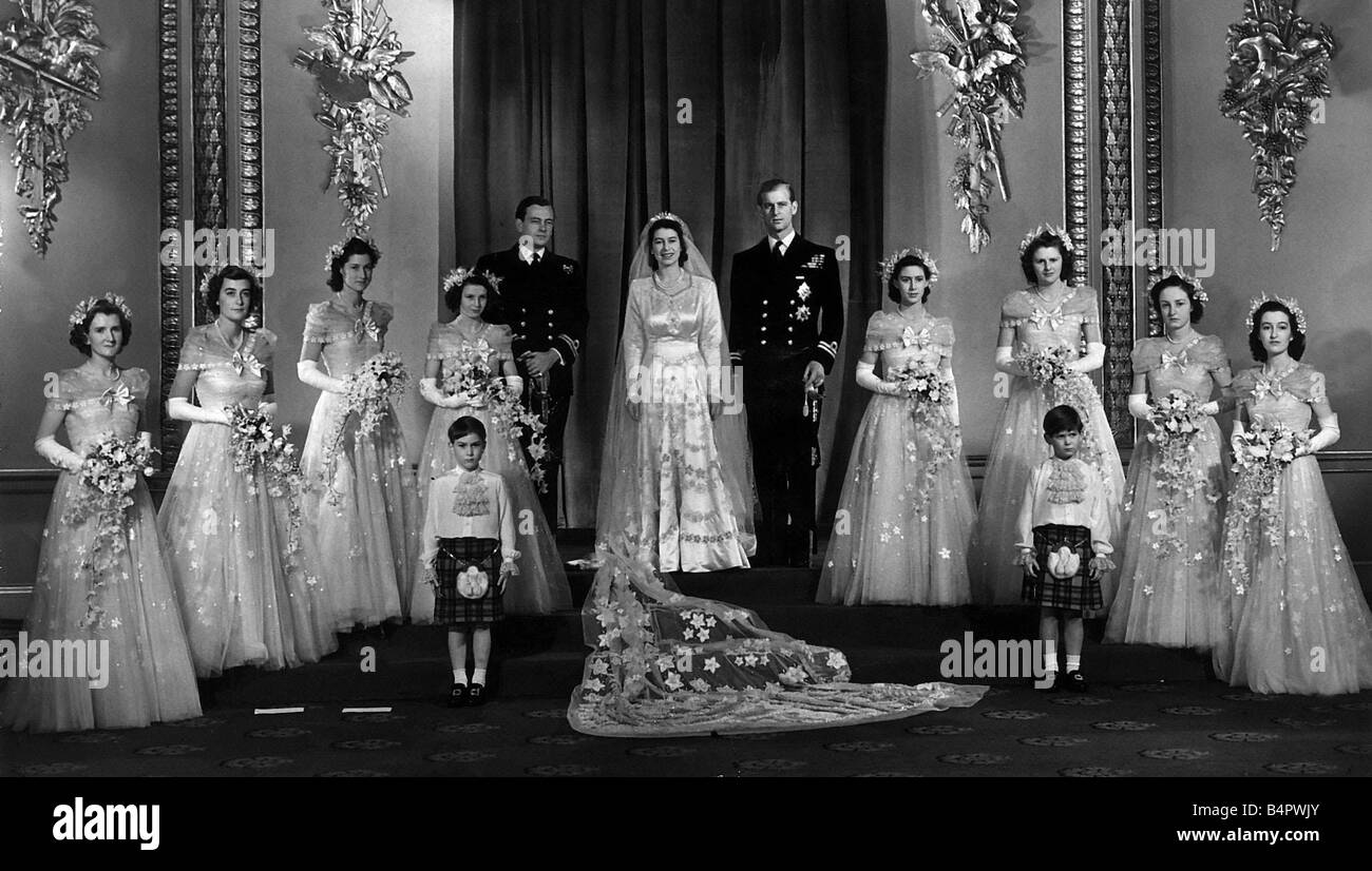 La Principessa Elisabetta e Lt Philip Mountbatten con damigelle e bestmann nella Sala del Trono di Buckingham Palace dopo il matrimonio di novembre 1947 Foto Stock