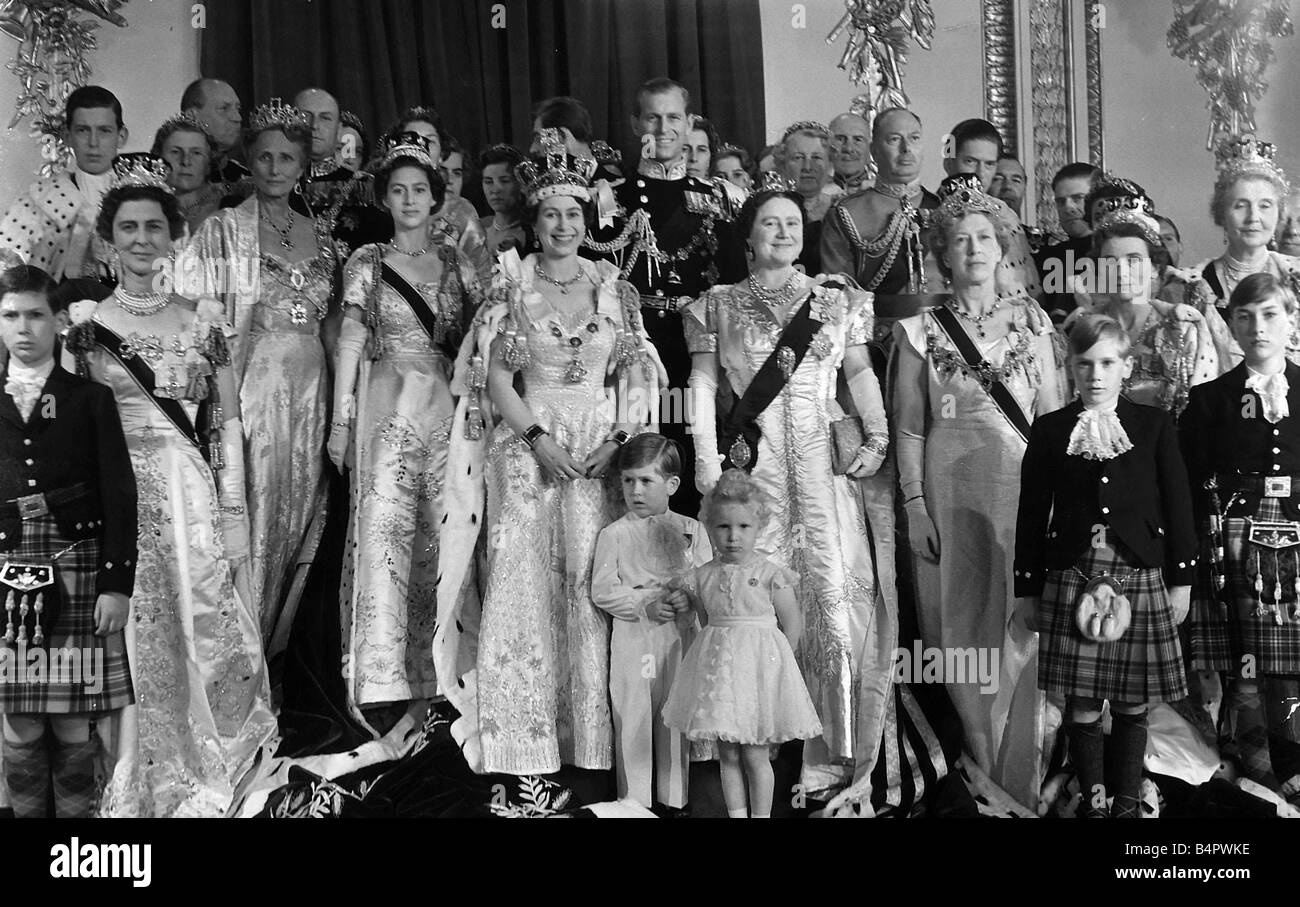 La regina Elisabetta nella sua incoronazione accappatoi con la sua famiglia nella sala del trono a Buckingham Palace Giugno 1953 Foto Stock