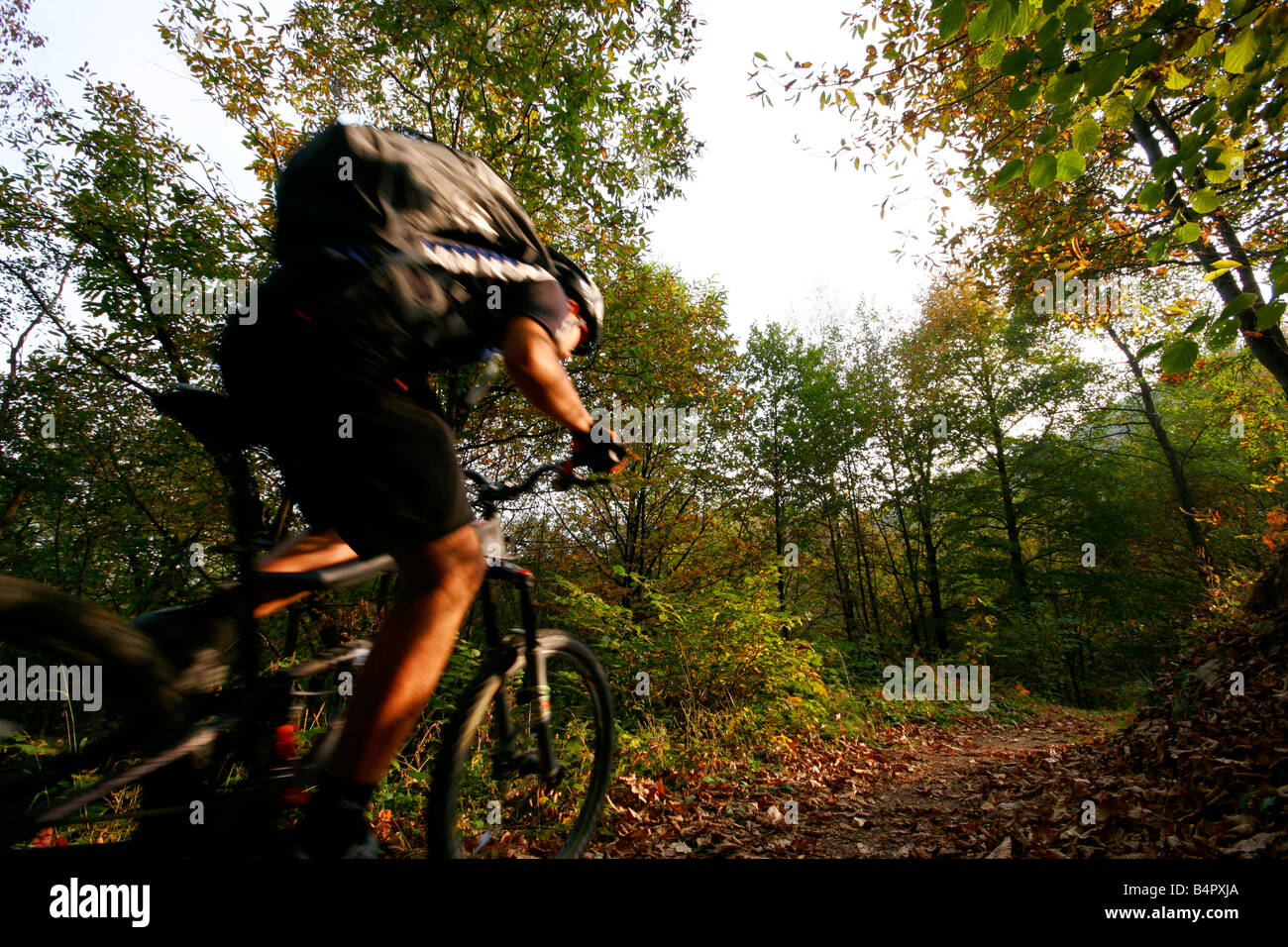 Boy riding hard sua mountain bike in una collina. Coazze (Val Sangone), Torino, Piemonte, Italia. Foto Stock