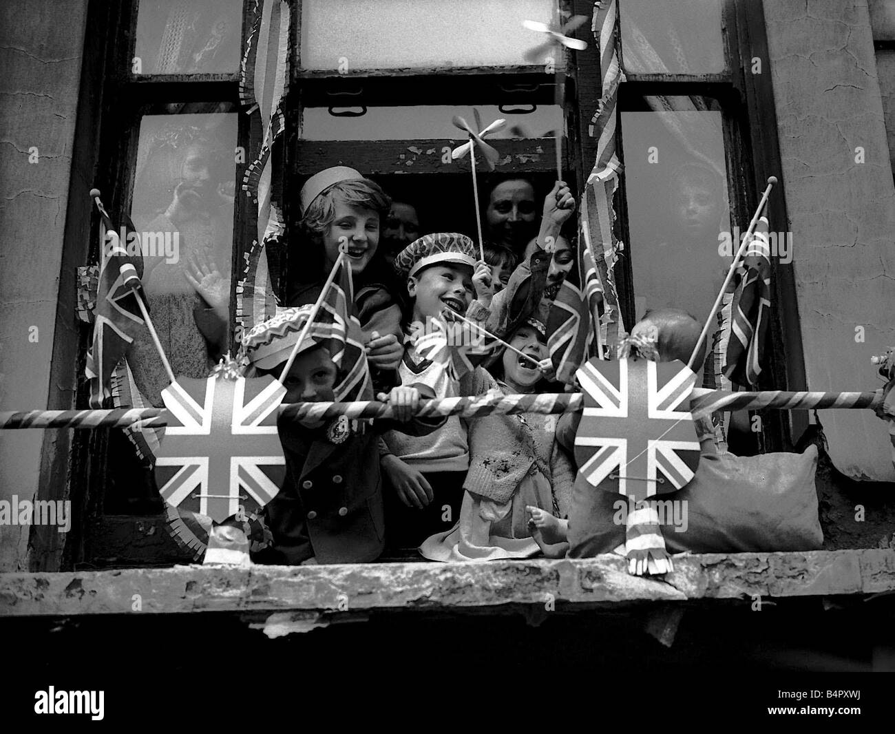 I bambini in St Paul s Road Islington tifo la regina Giugno 1953 questi bambini sono state celebrando l incoronazione della Regina Elisabetta II per la sua adesione al trono dopo la morte di suo padre George VI London è stato coperto in Unione Jack e bunting come la nazione ha celebrato l evento storico weby weby weby dtgu2 dtgu2 Foto Stock