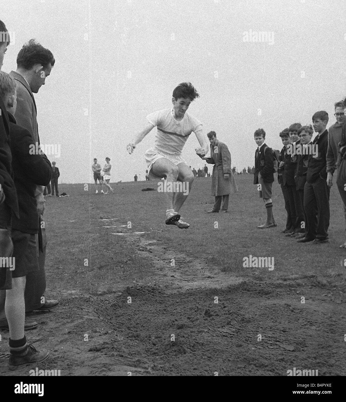 Dottor Harold Shipman facendo il salto in lungo al marciapiede di alta scuola che è accusato di aver ucciso diverse donne Foto Stock